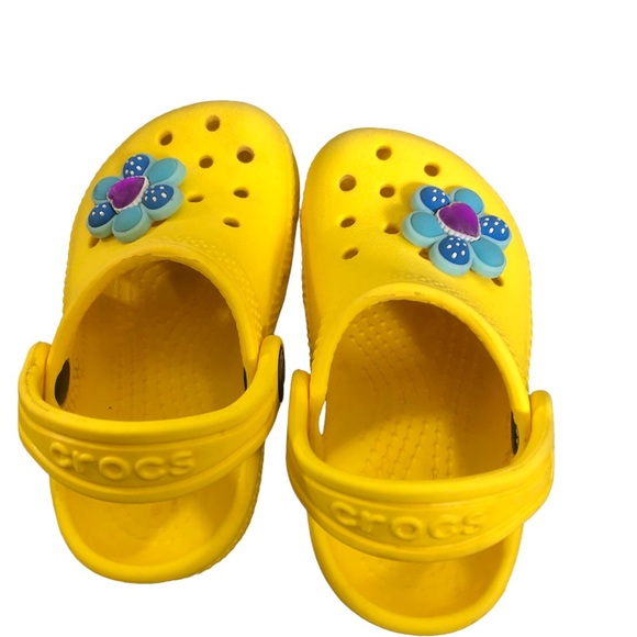🌿 CROCS 🌿 kids unisex yellow rubber slip on shoes size C6 removable flower - Picture 2 of 7